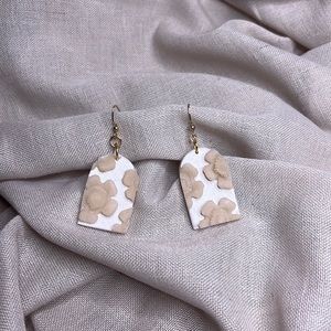 Pearl & Translucent floral earrings